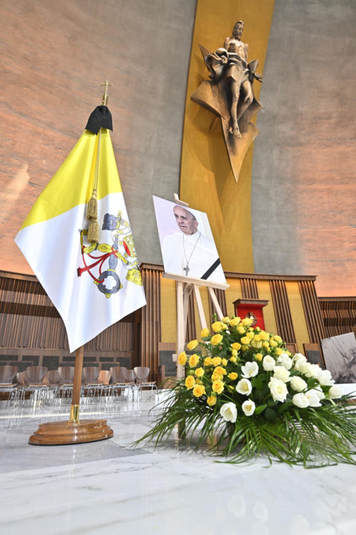Warszawa żegna papieża Franciszka. Poruszające wpisy w Archikatedrze 