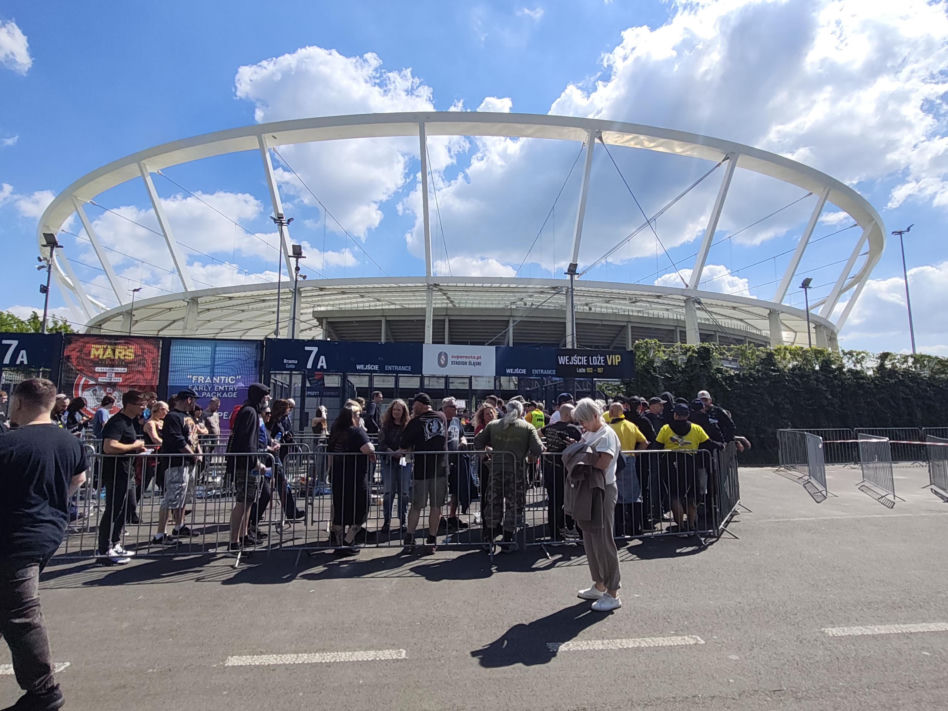 Długie kolejki i tłum fanów przed koncertem Metaliki