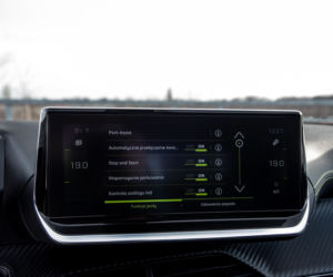 Peugeot 2008 GT Line vs Renault Captur Intens