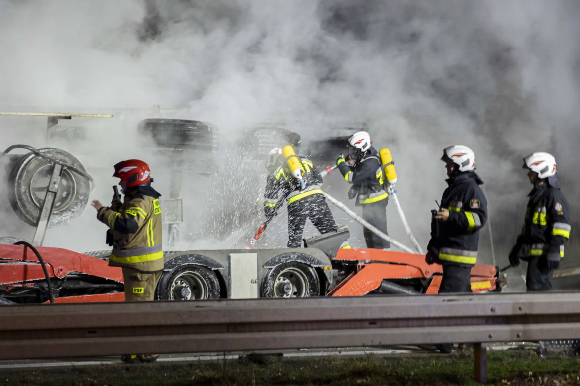 Zderzenie 5 pojazdów na A4. Paliła się ciężarówka! [ZDJĘCIA]