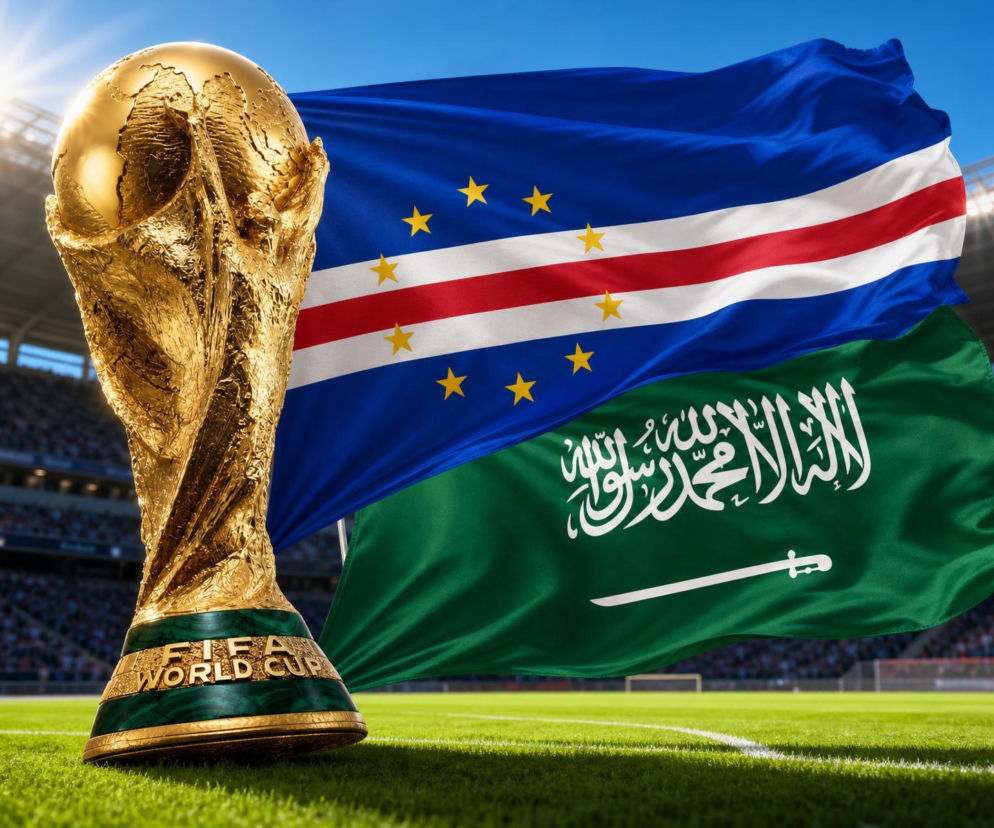 Puchar Świata FIFA na tle flag Wysp Zielonego Przylądka i Arabii Saudyjskiej, symbolizujący rywalizację podczas Mundialu 2026. Statystyki i składy obu drużyn przeczytasz na naszym portalu.