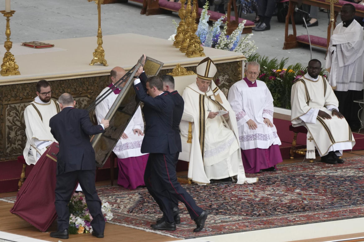 Groźny incydent z udziałem papieża! Wielki Jezus runął na ziemię