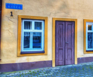 To najpiękniejsze miasteczko województwa łódzkiego. Leży nad jedną z najdłuższych rzek w Polsce