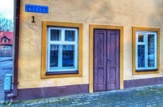 To najpiękniejsze miasteczko województwa łódzkiego. Leży nad jedną z najdłuższych rzek w Polsce