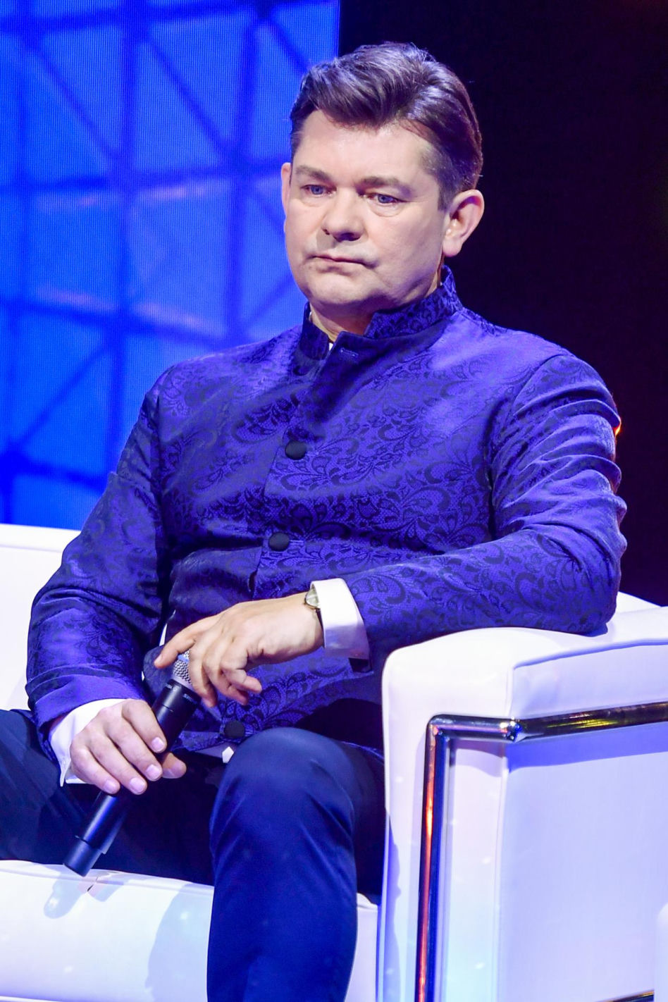 Tak Zenon Martyniuk zmieniał się przez lata. Na początku kariery nosił zupełnie inną fryzurę