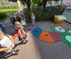 Gry chodnikowe przy Szkole Podstawowej nr 4 w Łomży