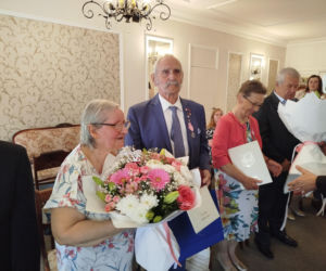 Pamiątkowe medale, legitymacje i kwiaty z okazji 50-lecia pożycia małżeńskiego odebrało w Siedlcach osiem par