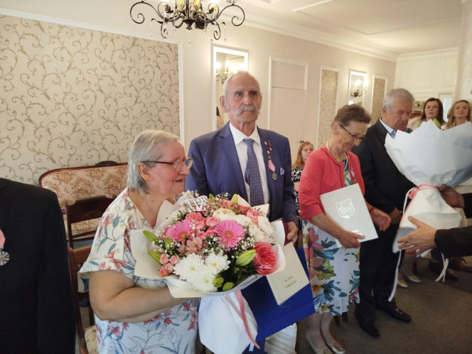Pamiątkowe medale, legitymacje i kwiaty z okazji 50-lecia pożycia małżeńskiego odebrało w Siedlcach osiem par