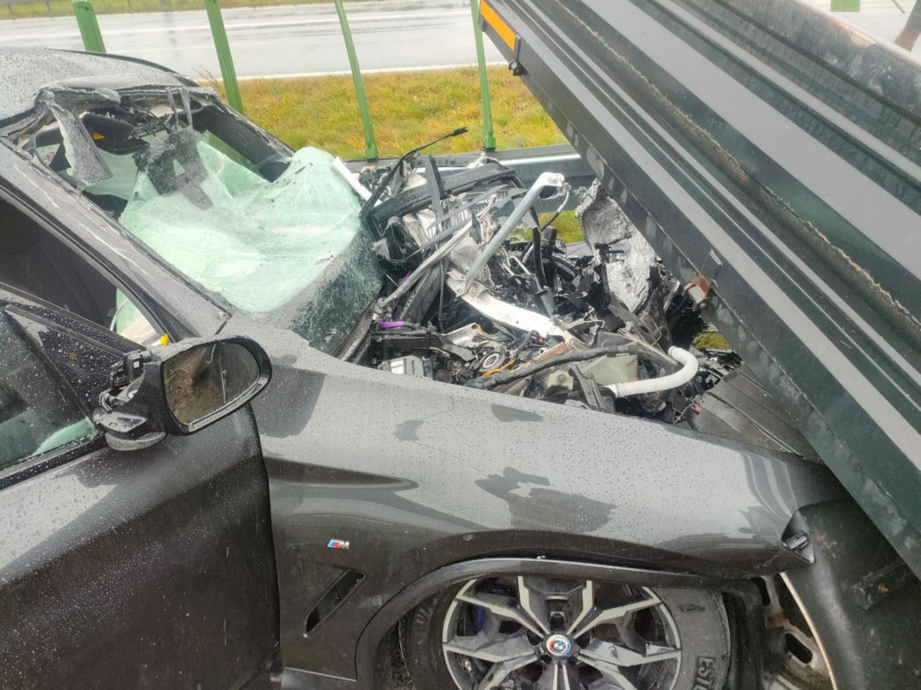 BMW rozbite w wypadku na A1! 39-latek huknął w dwa pojazdy obsługi autostrady [ZDJĘCIA]