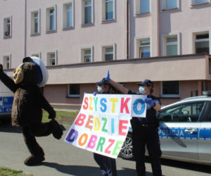 Na Podkarpaciu w Wielkanoc z policjatami wędrował miś. Miał wielką misję [WIDEO]