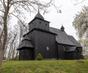 Policjanci pod kościołem w Wierzenicy pilnują świątynię