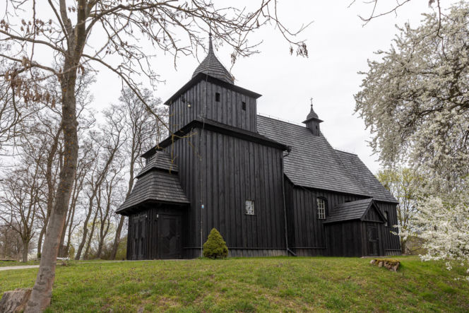 Policjanci pod kościołem w Wierzenicy pilnują świątynię