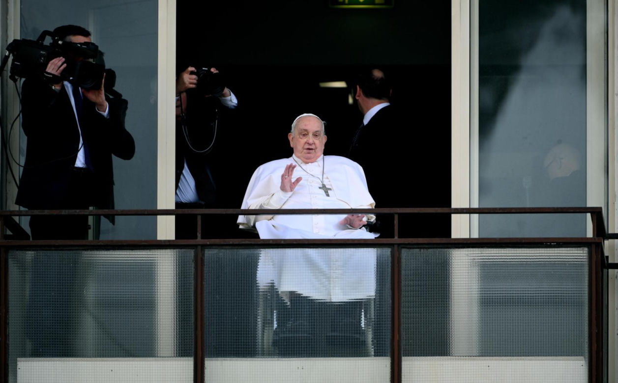 Papież Franciszek pokazał się publicznie. Ojciec Święty pozdrowił wiernych