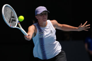 Iga Świątek za burtą po dramatycznej bitwie z Marią Sakkari! RELACJA NA ŻYWO z WTA Doha