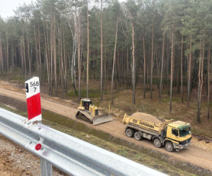 Na autostradzie A2 na wschód od Warszawy prace idą pełną parą, zarówno w dzień, jak i po zmroku