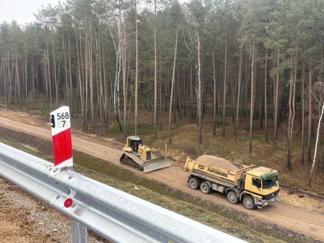 Na autostradzie A2 na wschód od Warszawy prace idą pełną parą, zarówno w dzień, jak i po zmroku