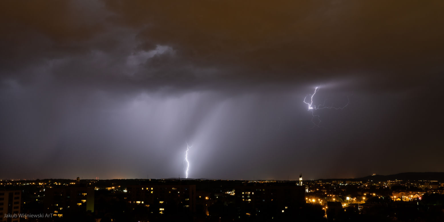 Spektakularne wyładowania nad Krakowem. To nie jest fotomontaż!