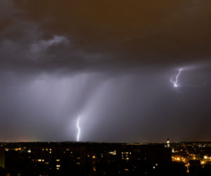 Spektakularne wyładowania nad Krakowem. To nie jest fotomontaż!