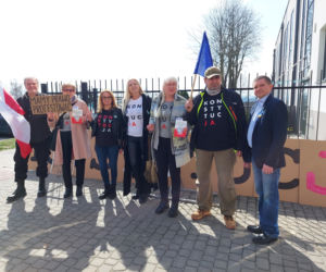Były okrzyki i wuwuzele, takie nasze prawo. Sąd umorzył postępowanie 