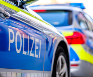 Pijany Polak roztrzaskał samochód w Niemczech. Trzech ciężko rannych, uszkodzone drzewa, auto do kasacji