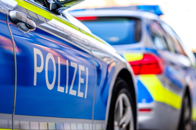 Pijany Polak roztrzaskał samochód w Niemczech. Trzech ciężko rannych, uszkodzone drzewa, auto do kasacji
