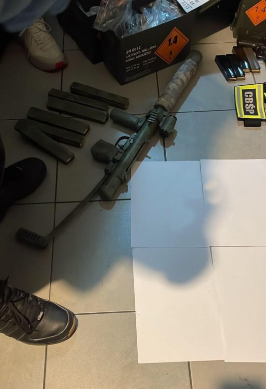 Przebrali się za policjantów i ruszyli na napad! Kajdanki, broń i groźby tortur