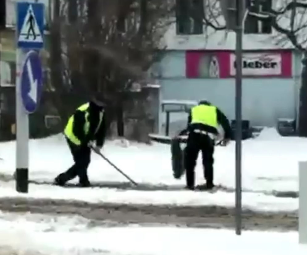 Policjanci przyłapani na GORĄCYM UCZYNKU. Oto co robili w Katowicach [WIDEO]
