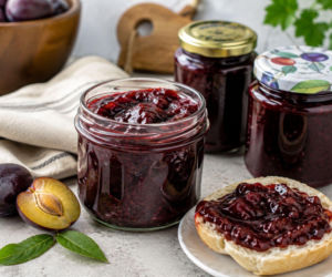 Dżem śliwkowy z cukrem żelującym robi się dużo szybciej. Śliwek nie trzeba smażyć godzinami