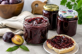 Dżem śliwkowy z cukrem żelującym robi się dużo szybciej. Śliwek nie trzeba smażyć godzinami