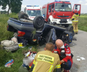 43-latka z trojgiem dzieci dachowała oplem pod Płońskiem! Rodzina ze Śląska w szpitalu. Lądował śmigłowiec [ZDJĘCIA]