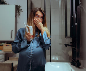 Wybielanie zębów w ciąży. Kiedy lepiej odpuścić, a kiedy zapytać lekarza?