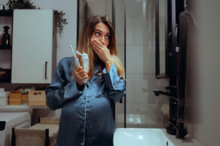 Wybielanie zębów w ciąży. Kiedy lepiej odpuścić, a kiedy zapytać lekarza?