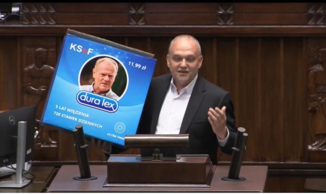 Szok, co poseł wniósł na mównicę. Było już po 21:00, gdy pokazał olbrzymie pudełko z wizerunkiem Tuska!