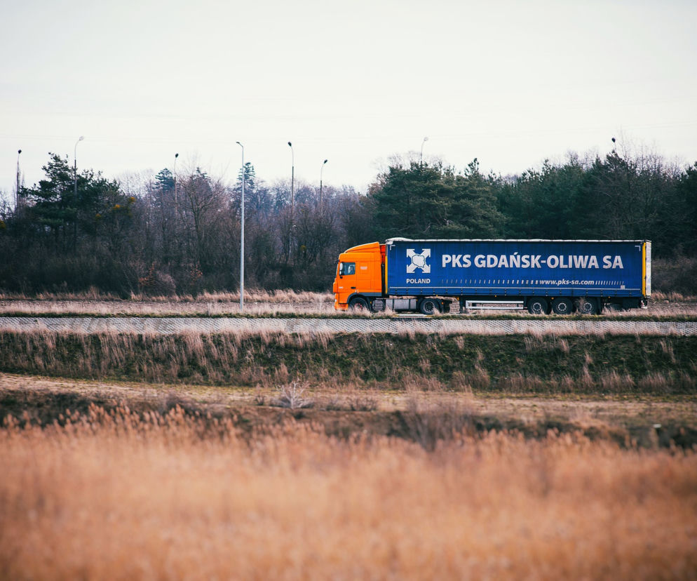 Szok na trasie Pisz-Ruciane Nida! 19-latek utknął między kabiną a naczepą tira. Znaleźli go po 20 km