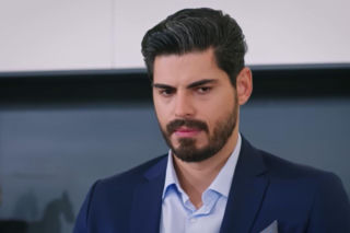 Panna młoda, odcinek 41: Beyza odkrywa, że Aysu została wyrzucona ze szkoły