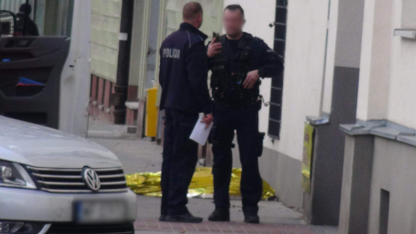 Dramatyczna akcja ratunkowa na warszawskiej Pradze. Upadł na ziemię i umarł
