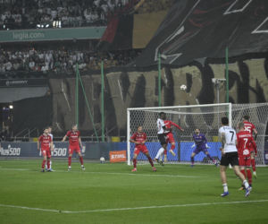 Kibice nie zawiedli podczas meczu Legia - Widzew. Efektowne zdjęcia z trybun