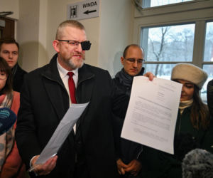 Grzegorz Braun pojawił się w prokuraturze. Nie otrzymał żadnych zarzutów