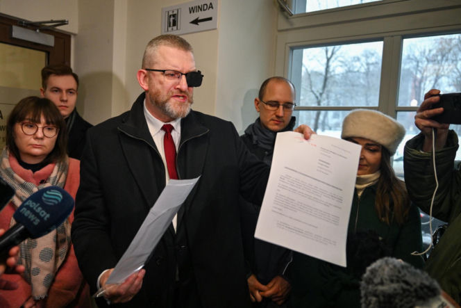 Grzegorz Braun pojawił się w prokuraturze. Nie otrzymał żadnych zarzutów