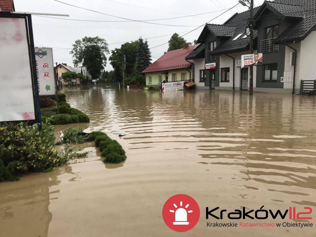 Małopolska: alarmy przeciwpowodziowe, podtopienia, nieprzejezdne drogi