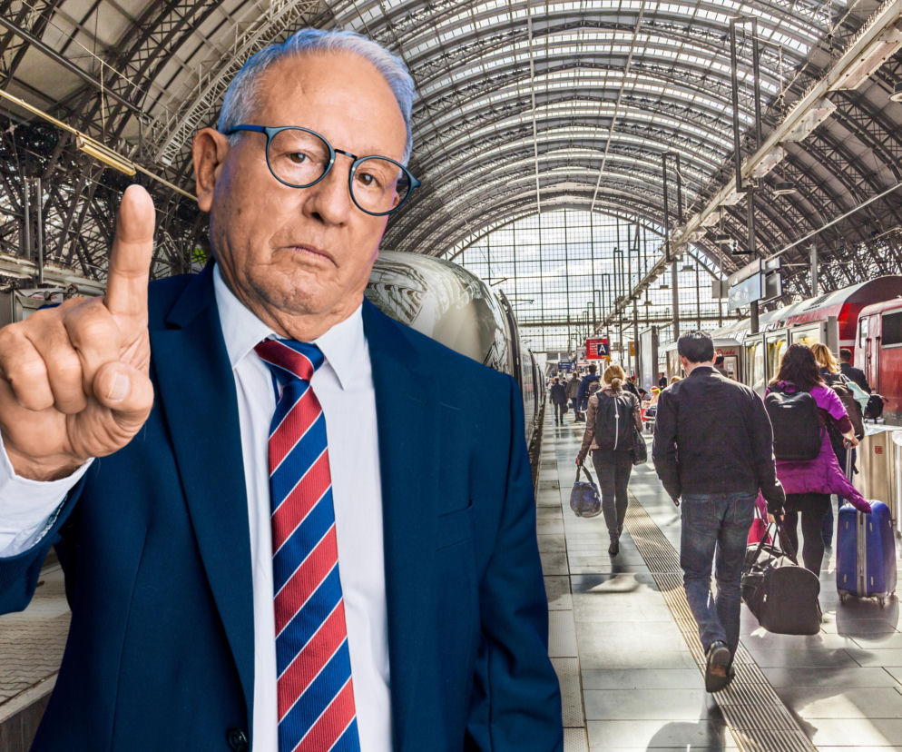Mężczyzna w garniturze z uniesionym palcem na tle peronu Deutsche Bahn. O zakazie picia alkoholu na dworcach pisze SE.