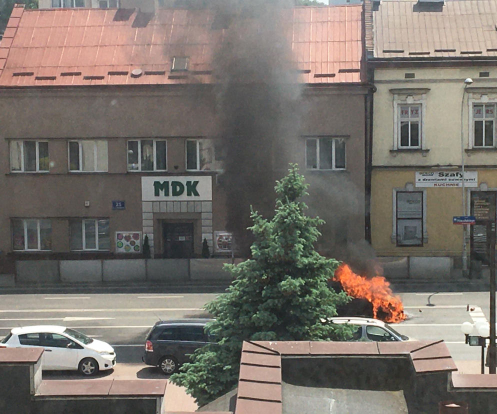 Na Piłsudskiego doszczętnie spłonęło auto. Kierowcy nic się nie stało [ZDJĘCIA]