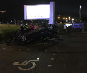 Wrocław: rozpędzona taksówka wjechała w salon samochodowy. Kierowca uciekł [ZDJĘCIA]